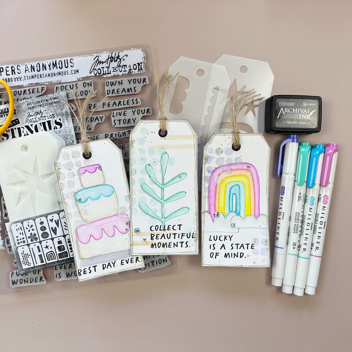 Create an easy one-layer watercolored rainbow tag using #timholtz stamps + stencils and more amazing products! 🏷️🎨 

🖥  Video Tutorial: ow.ly/4bRI50Rtx8i

✂️ #handmade by @karla_yungwirth

#crafts #DIY #mixedmedia #stampersanonymous #elementstencils #timholtzstamps