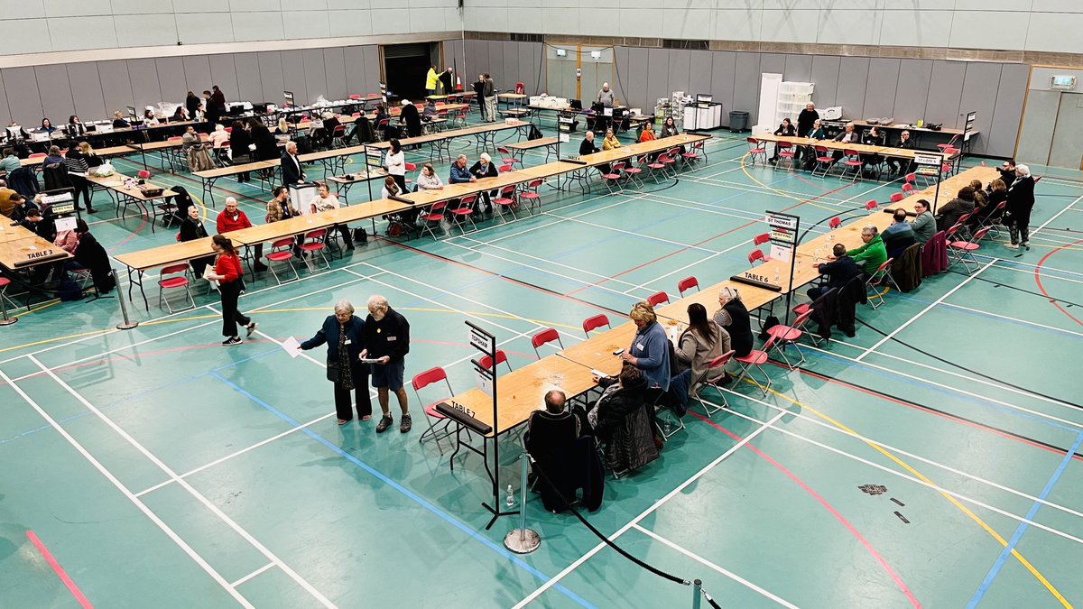 Party members take their positions ready to keep track of the #LocalElections count in Exeter. I’ll be here through the night with all the latest news for the BBC.