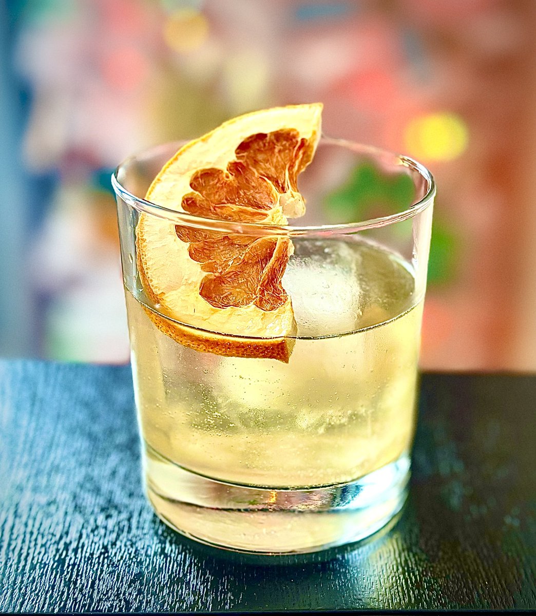Happy #ThirstyThursday 🥵

This is one of my favorite old fashioned variants…the Oaxaca old fashioned 🥃

Instead of bourbon it has tequila and mezcal 🔥

Cheers!