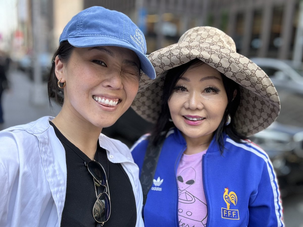 Still SHOOK bc I joked on Sunday that I wanted to meet my fav food blogger @maangchi when I’m in NY this week.. & out of 4 MILLION people in Manhattan, I ran into her 100 yards from my hotel as I was about to leave for LA!! 🤯🫠☺️💕 she’s just lovely! ✨✨