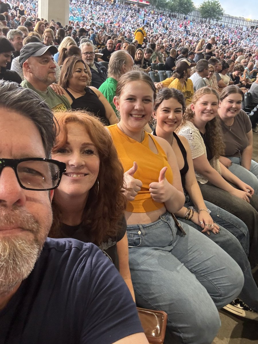 LLAPayne's tweet image. Foo Fighters with my people! #corememory