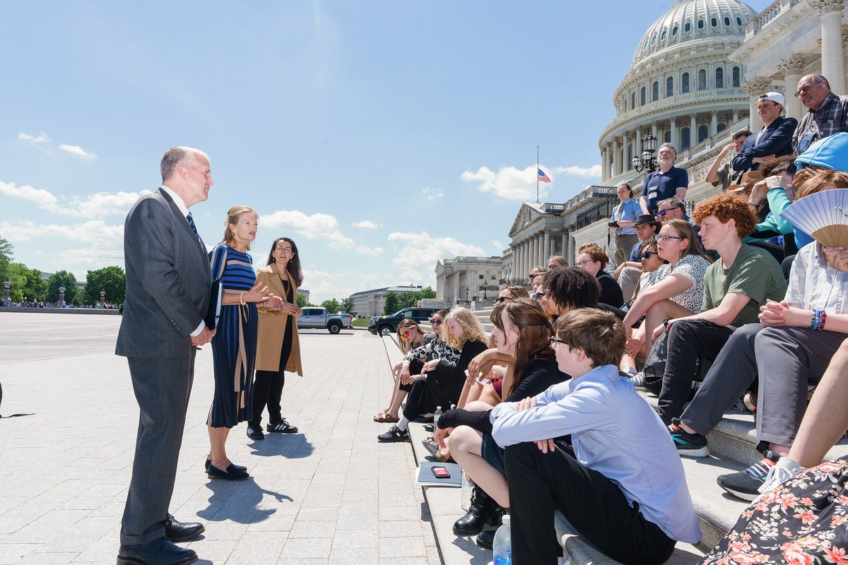 Over 30 high school students from Ninilchik, Anchorage and Tok visited @lisamurkowski, @Rep_Peltola and me on the steps of the Capitol this week as part of the @CloseUp_DC Program.
