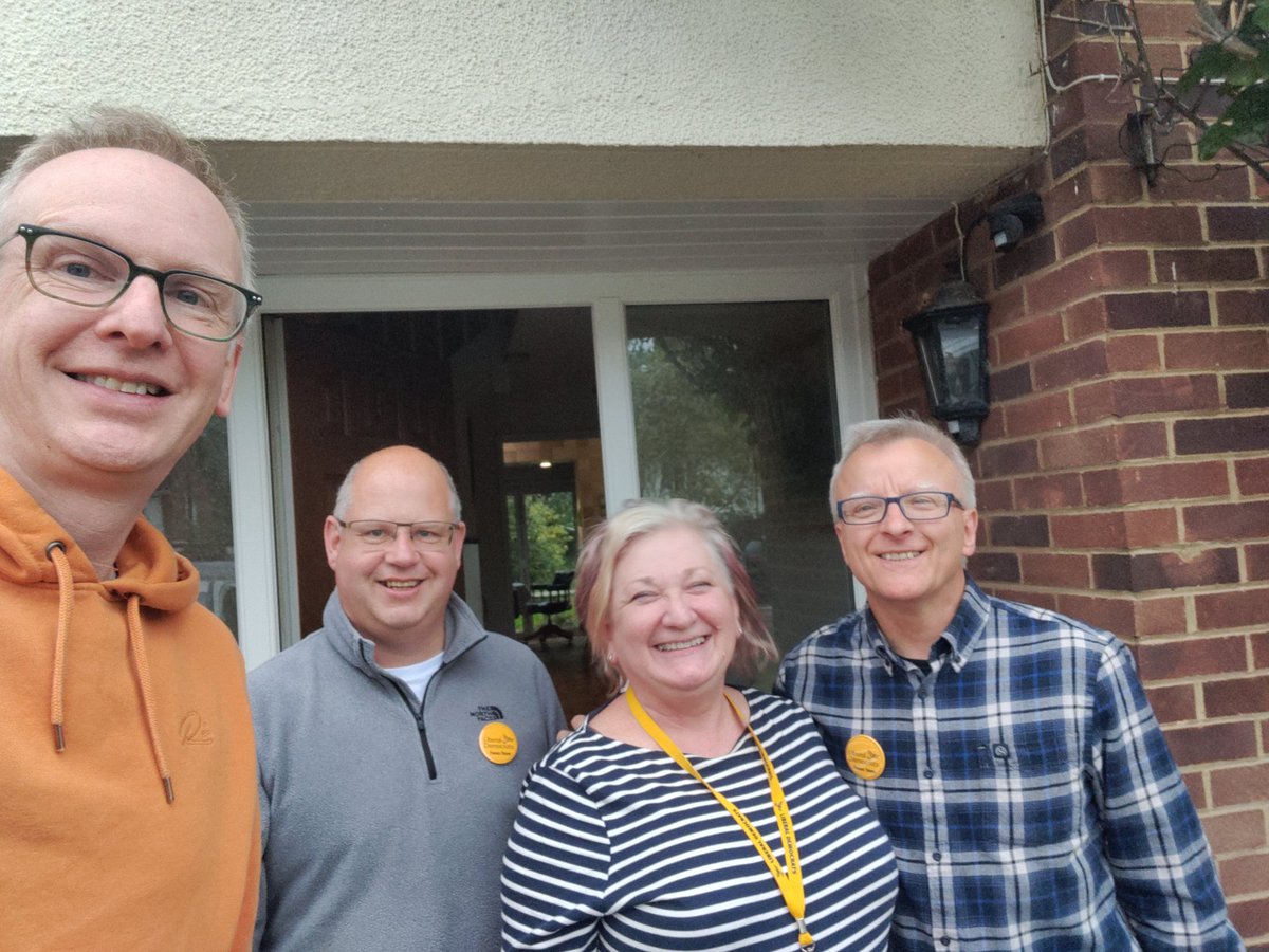 Team Aylesbury were out knocking on doors in Runnymede today helping get the vote out @RunnymedeLibDem @LibDems @ALDC @Goldfish_43