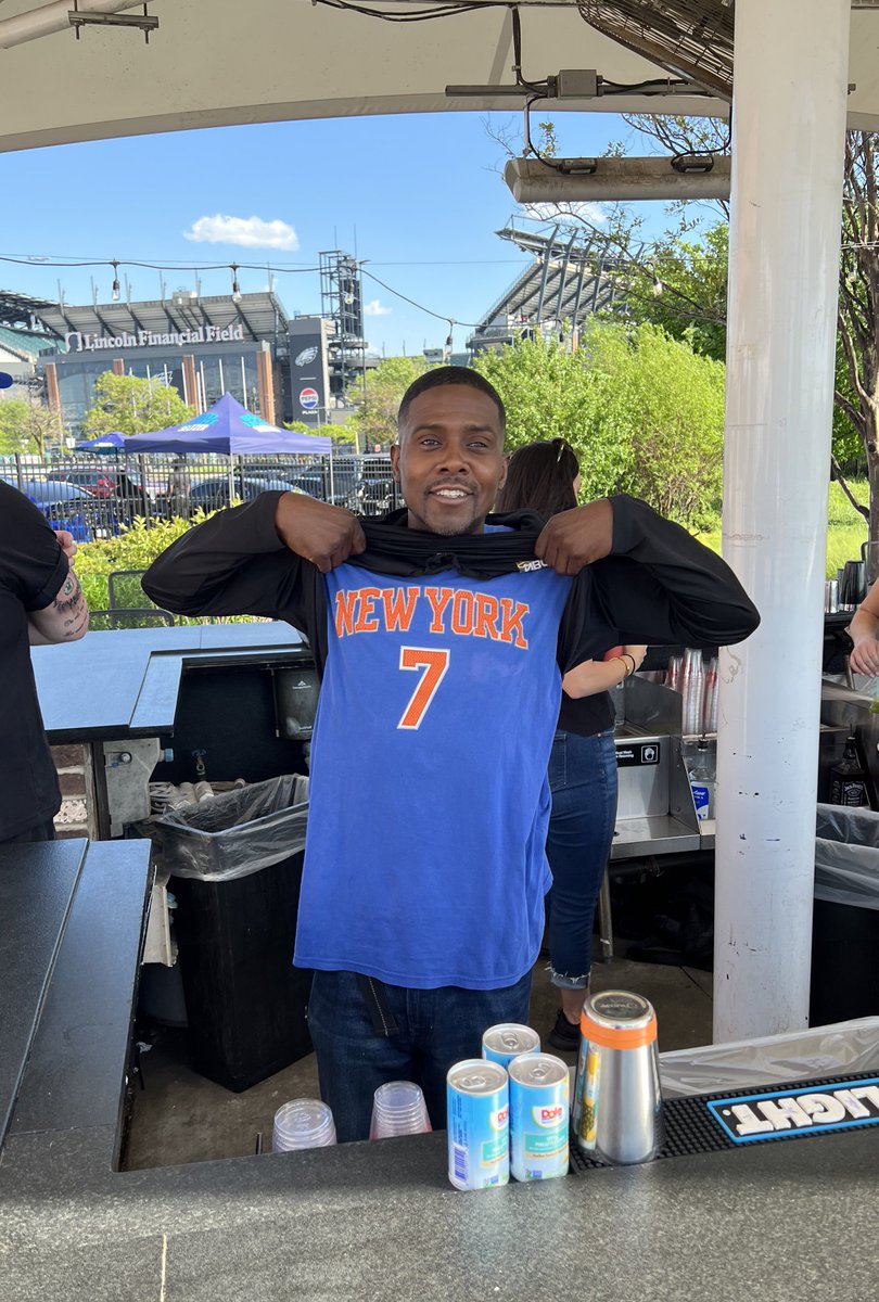 Even the bartenders in Philly are secret Knicks fans 😂 😂 😂