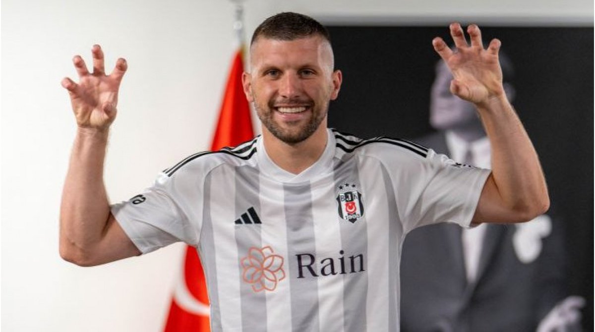 Beşiktaş forması giyen Ante Rebic'e Hajduk Split ve Dinamo Zagreb ilgi göstermeye başladı.

Rebic gelecek sezon ülkesinde forma giyebilir.