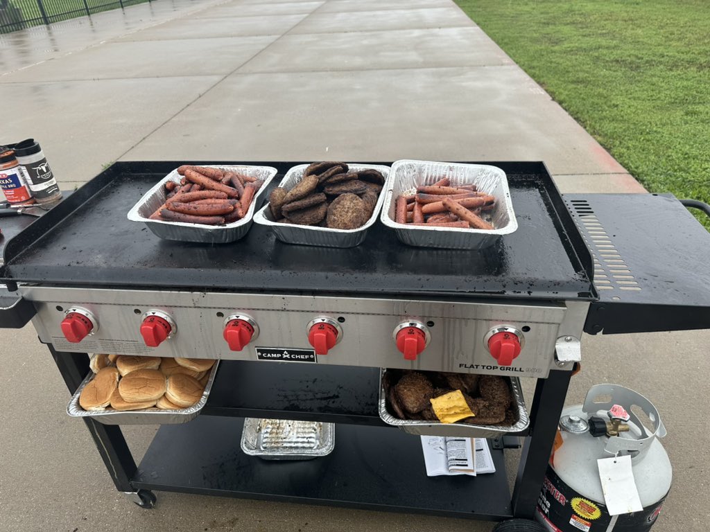 Taking care of our guys today!! @WeissFootball 🐺🏈🍔🌭 #𝐖𝐄𝐢𝐬𝐬𝐖𝐨𝐥𝐯𝐞𝐬 | #𝘼𝘿𝙞𝙛𝙛𝙚𝙧𝙚𝙣𝙩𝘽𝙧𝙚𝙚𝙙