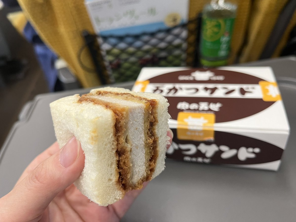 わはは、朝から万世のかつサンド！ 朝一だからかパンふわふわで美味しいー！