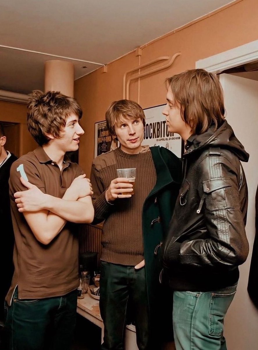 NI UN MÓVIL EN ESTA FOTO. SOLO EL HIJO, EL PADRE Y EL ESPÍRITU SANTO DEL GARAGE POST-PUNK ROCK REVIVAL DISFRUTANDO DEL MOMENTO.