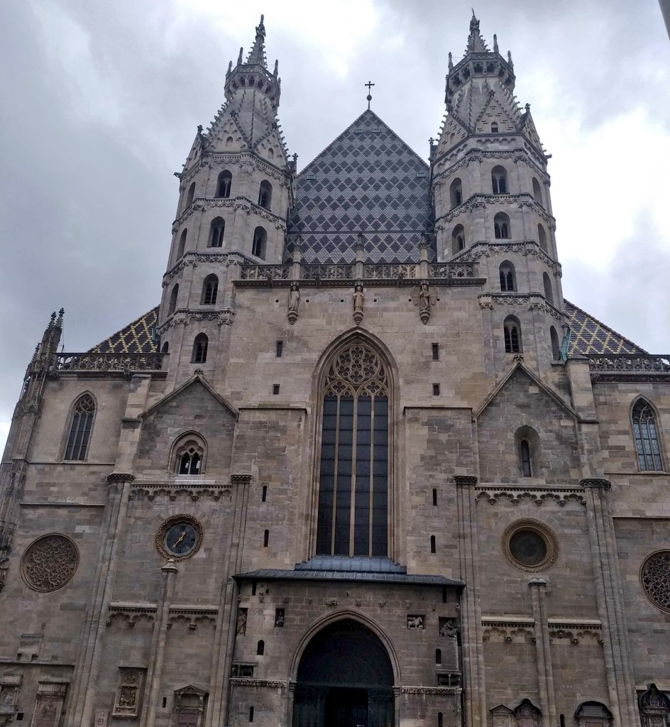 Piękna gotycka katedra św. Szczepana w Wiedniu🇦🇹, pokazuje potęgę Kościoła katolickiego.