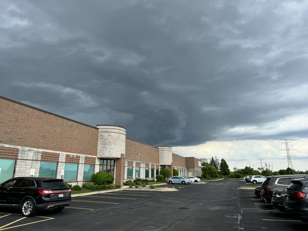 Beautiful! In Tinley Park as the storm went through Orland Park ⛈️⛈️ #ilwx