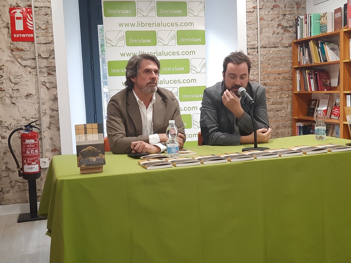 Gran tarde en la librería Luces de Málaga en la presentación que @teoleongross ha hecho del libro de @JorgeBustos1 'Casi'. Aforo completo.