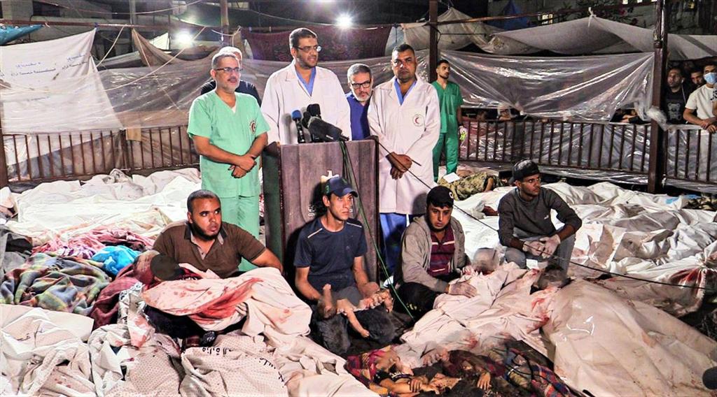 عمرنا ما حننسى المؤتمر الصحفي اللي صار بين جثامين شهداء مجزرة المعمداني، عمرنا ما حننسى أطفالنا اللي اضطرت الطواقم الطبيّة تسيبهم لوحدهم في مستشفى النصر وشفنا جثثهم المتحللة على أسرّة المستشفى!
عمرنا ما حننسى الأطفال الخدج في الشفا والأطباء بيدوروا ع نتفة شمس ليخلوهم عايشيين! 2