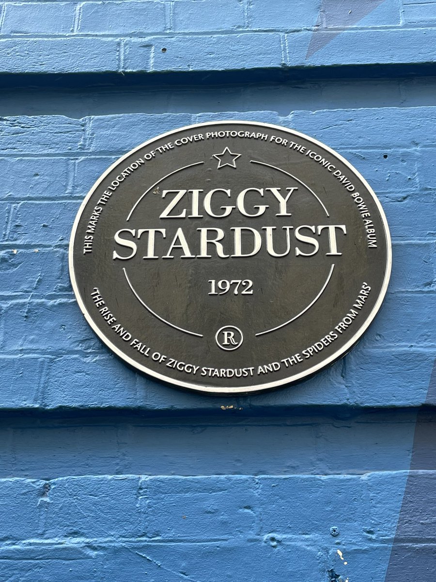 First, I swung by Trident Studios - where some of my favorite Bowie songs were recorded- then, around the corner - the exact spot (looks different now) of the Front Cover of the Ziggy album. after that, my brain hurt like a warehouse, it had no room to spare