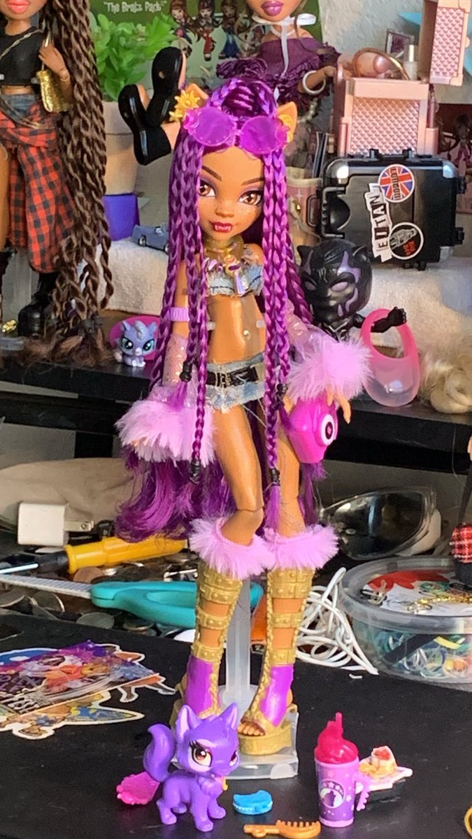 gnojade's tweet image. ofc i put her in a mini skirt and cut the sleeves