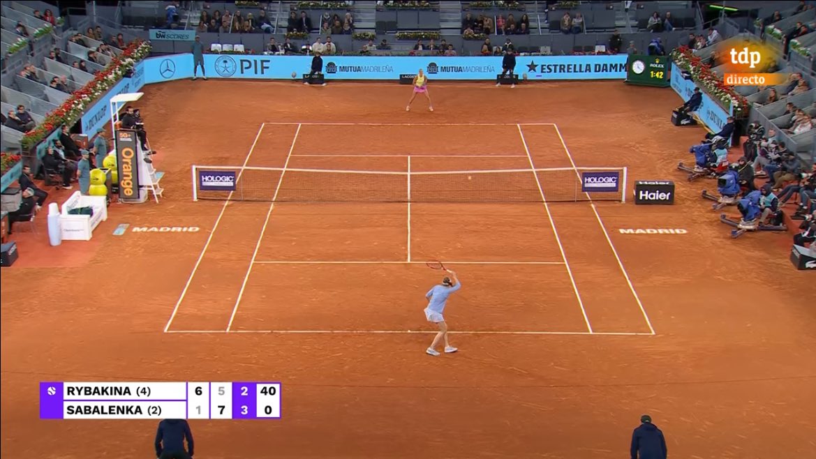 Increíble caña que se están dando Aryna Sabalenka y Elena Rybakina en la semifinal estelar del Mutua Madrid Open. 1-6, 7-5, 3-3. Casi paliza de la kazaja, se revuelve Sabalenka y ahora Rybakina sufrió para salvar el break. #MMOpen