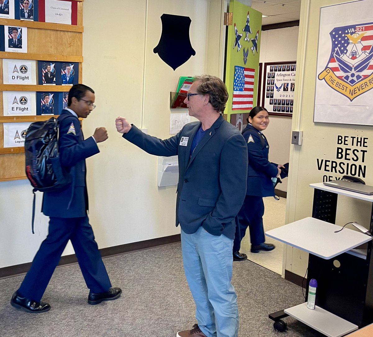 VA821's tweet photo. Another birthday 🎂 celebration in E Flight and a few more photos from our big visit today!
@APSCareerCenter https://t.co/Kc05bdpZK4
