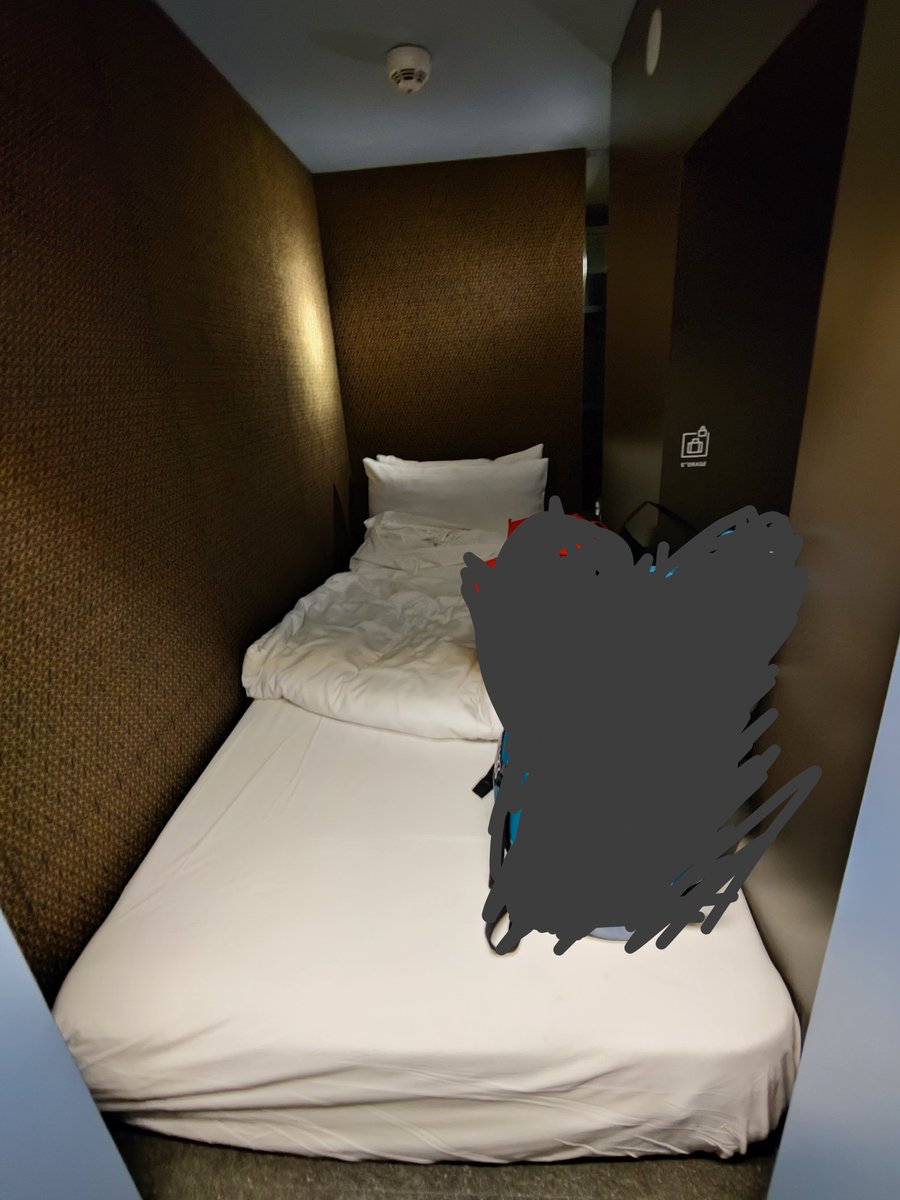 #KLIA2  プライオリティパスでカプセルホテル利用。イビキする人も無く3時間ぐっすり眠れた。ホテルを出ると多くの床に眠る旅行者。ちょっとだけ優越感を感じる。😊😊😊