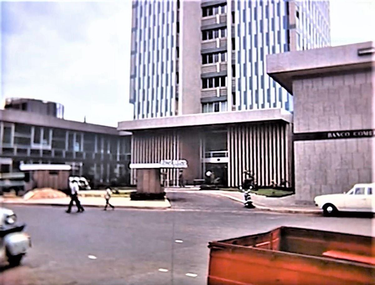 Primeiro 🏧 em 🇵🇹 foi no Porto, no Banco Português do Atlântico (BPA - Actual Millennium BPC). 
Em Luanda 🇦🇴 o BCA (actual BPC), dispunha de um serviço idêntico denominado Auto-Banco.