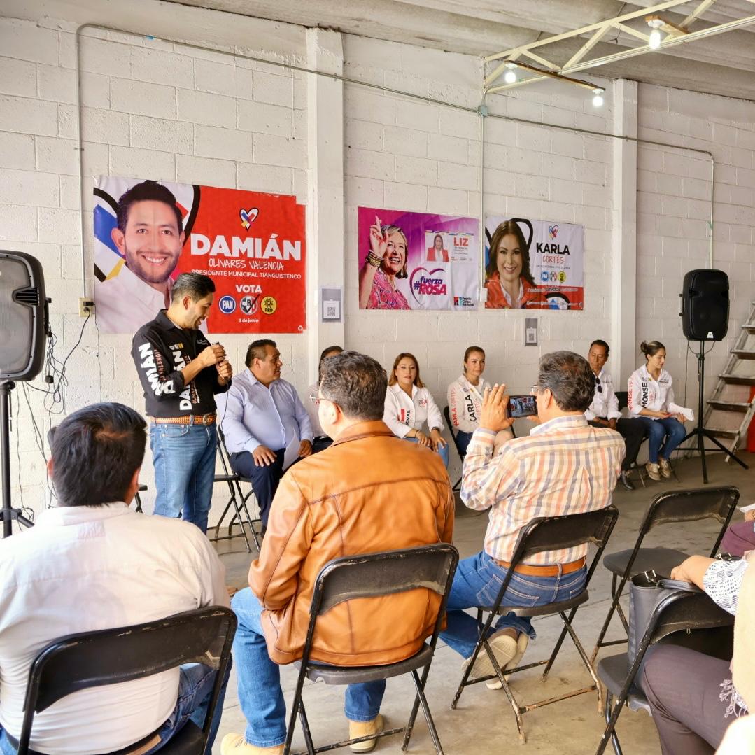 Esta tarde en compañía de @LizethSandovalC quién será diputada local y #DamiánOlivares, próximo alcalde de #SantiagoTianguistenco sostuvimos una reunión con transportistas, analizamos diversos temas de importancia para el servicio de transporte en el municipio.
#Distrito23