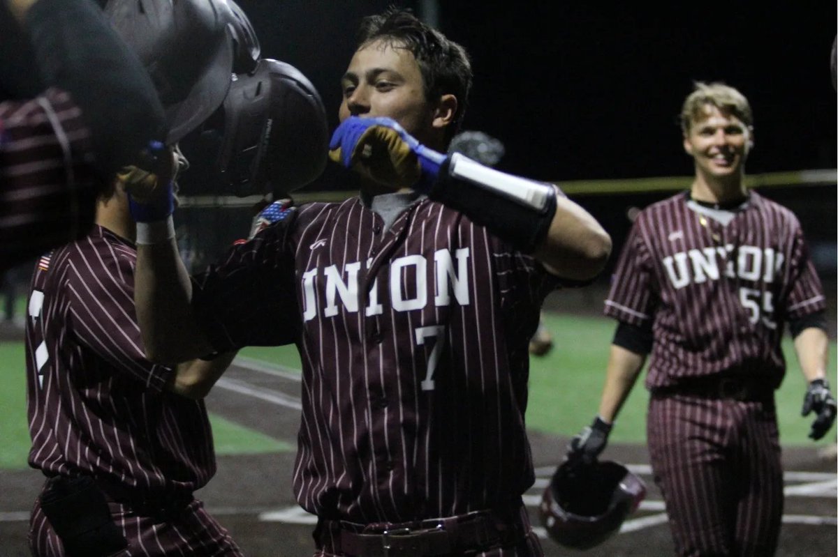 UnionCollegeBB's tweet photo. A great win under the lights! 

📸 David Zaslaw https://t.co/rKC8NBjc3e
