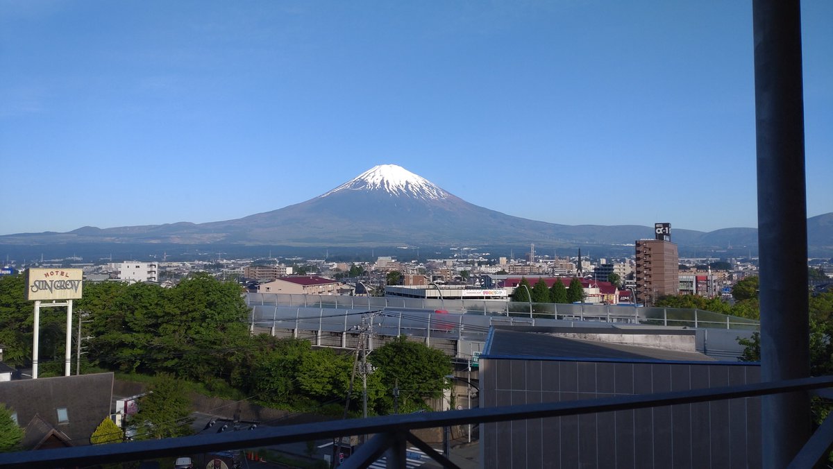 garagebounce's tweet photo. さて、ホテルからおはようございます
いい眺めですね！
動画をご覧頂けた方には、お察しが付くと思います！
GW後半もみなさん、安全運転でいきましょう！

#富士山 https://t.co/Ct5wLY9Guo