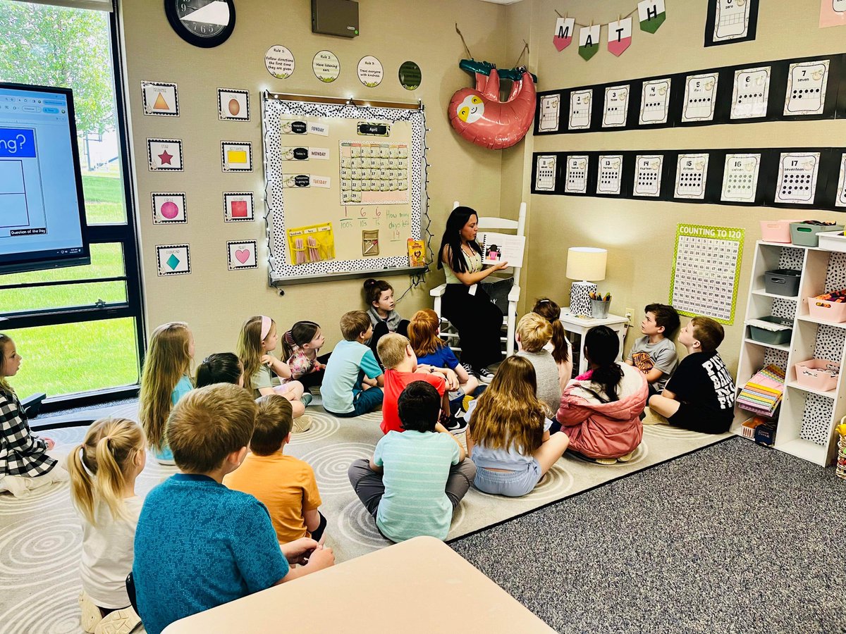 📖This week every student in kindergarten and first grade at Hatfield Elementary School got the opportunity to engage in a Meet the Author Day hosted by the Education & Training pathway at @MitchellHS!🍎 #FutureOfEducation #pathways #growyourown