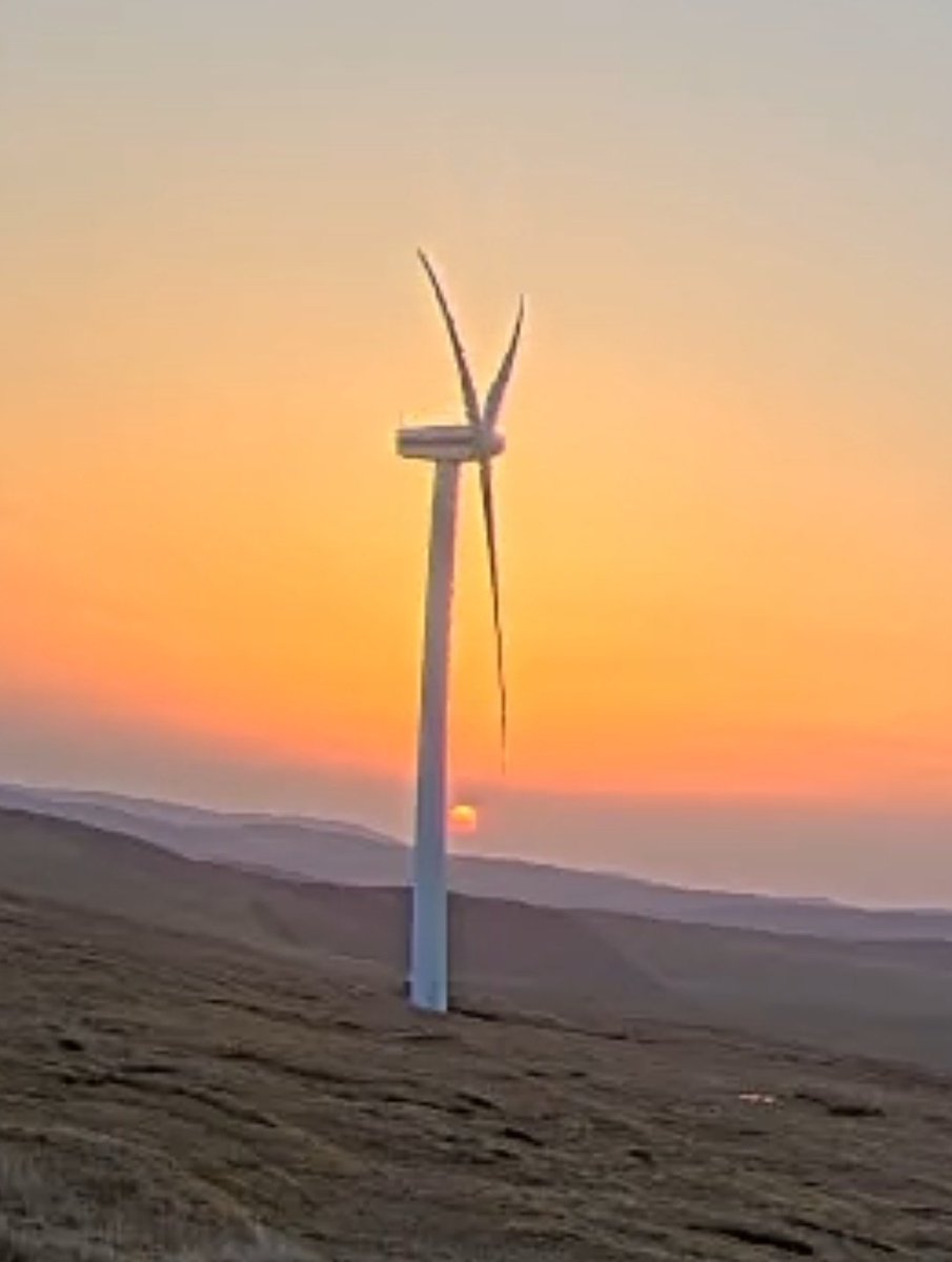 A few more images from the Shetland islands tonight courtesy of the webcam up there One of my favourite things is watching a hazy sunset but this is just so great to see Something so humbling about seeing this in Shetland of all places So wish I was there to see this!