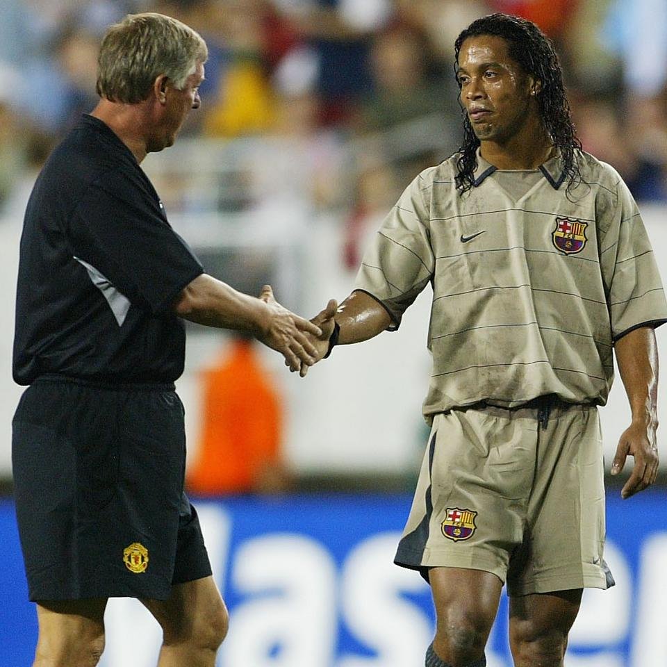 🗣 Paul Scholes: “We thought we were signing Ronaldinho and we were all really excited to play with him. His impact would have been Cantona like. Then, 3 days later, we're playing against Barça in pre-season and we're all trying to kick him because he didn't sign for us.' 🤣