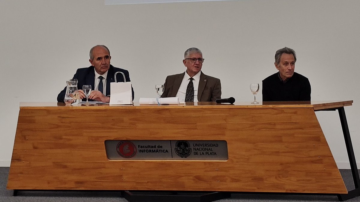 Gustavo Rossi es reconocido como Profesor Emérito de la @UNLP - gracias Gus por habernos dado tanto !!! 

Emérito te queda chico Wana!!