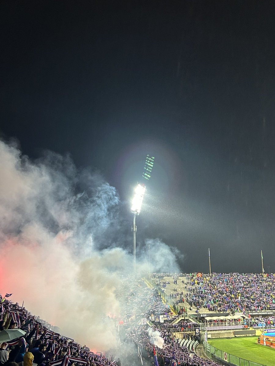 Notte folle e bagnata, bagnatissima.
Presa.

Portaci ad Atene.
#maidasola 💜
#FiorentinaClubBrugge