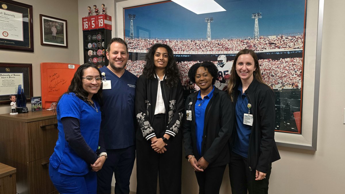 Shoutout to Dr. Michael Swartzon for providing high school student Akansha, from @AHSBroward, with the opportunity to shadow the #sportsmedicine team. We're grateful for our doctors who are always willing to help the next generation of physicians! 🍍 👏