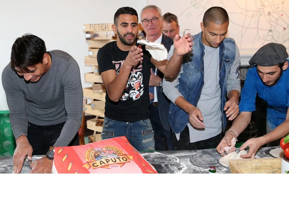 Sin embargo, el trato tenía una sorpresa, como se ve en la foto. Ranieri los llevó a comer pizzas, pero los futbolistas se encontraron con que debían amasar ¿Cuál era el lema? 'Hay que trabajar por todo' 💪