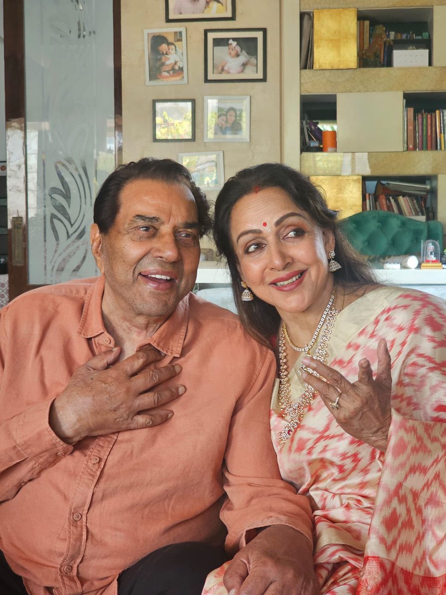 Actor-politician @dreamgirlhema shares some beautiful pictures from her wedding anniversary celebration at home #HemaMalini and #Dharmendra are celebrating 44 years of their marriage @aapkadharam @dreamgirlhema