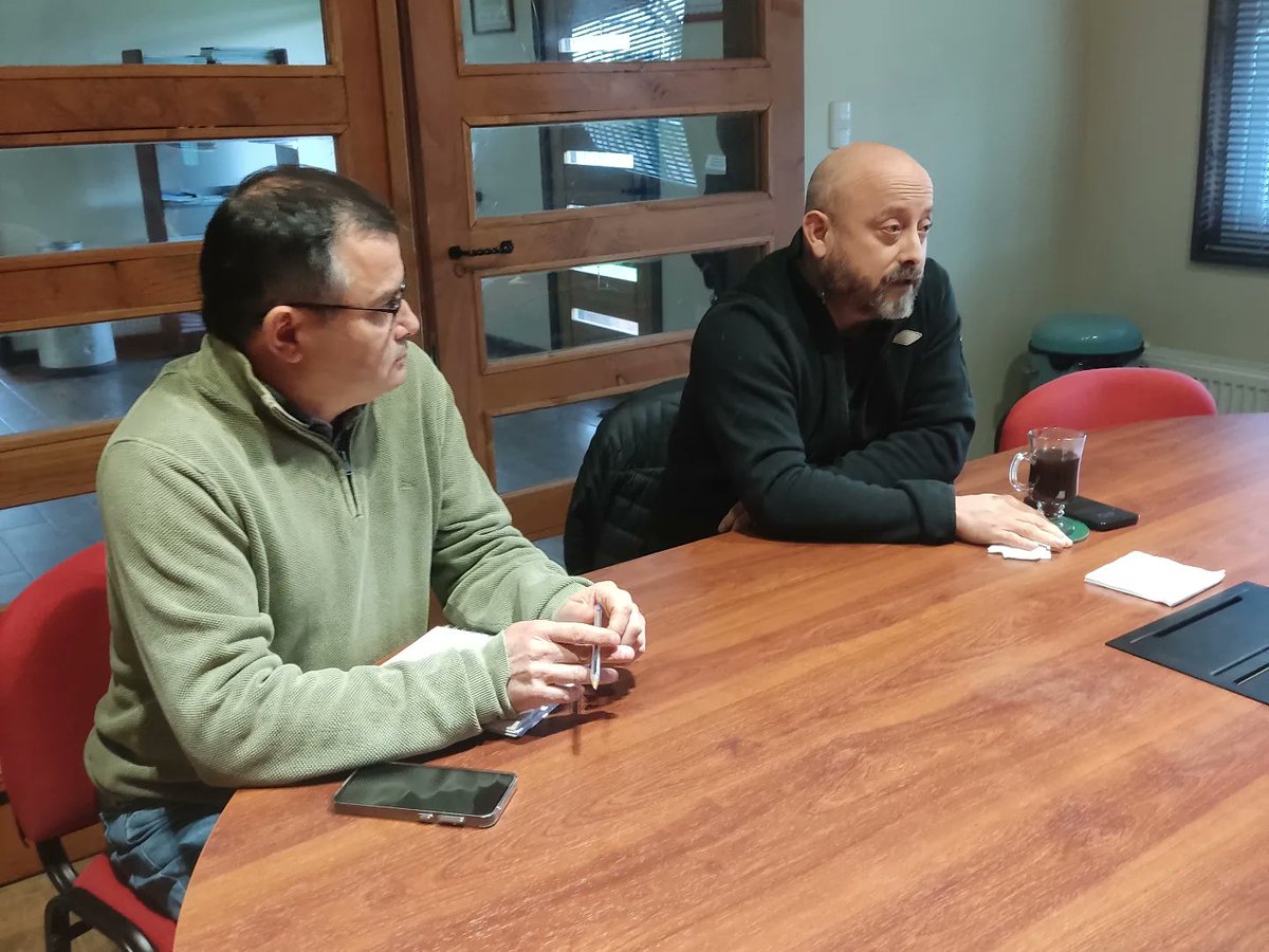 Durante visita a #LosRíos, el director ejecutivo @CNRCHILE @ureta_wilson se reunió con directivos @AprovalLeche para abordar principales dificultades y desafíos del sector lechero en riego, junto a Seremi @Minagri_LosRios Jorge Sánchez y coordinador zonal CNR, Max Cifuentes.