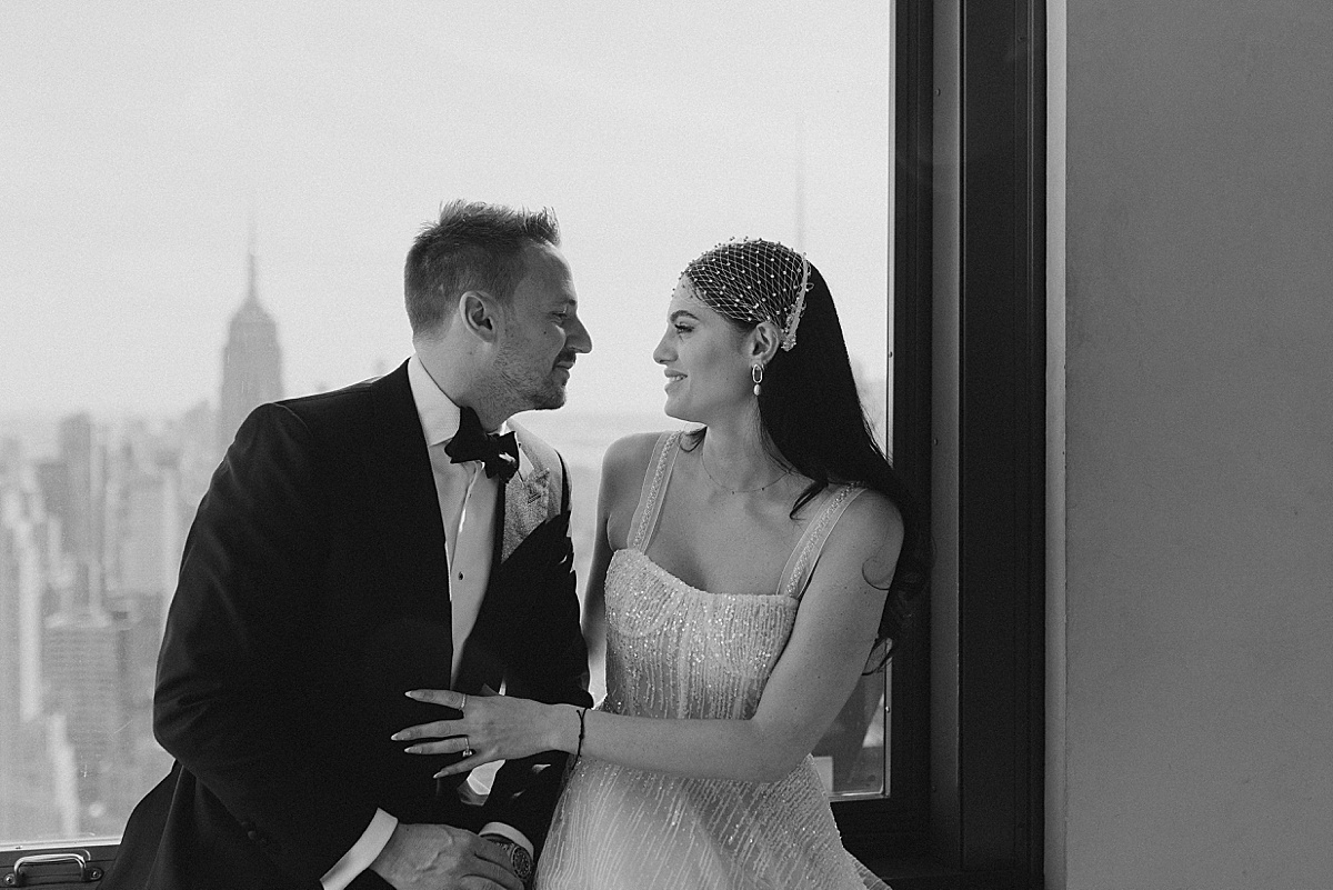 Classy & chic, these cuties celebrated their engagement as the star of the show at Top of the Rock in Manhattan! 💎🏙

whitewren.com/top-of-the-roc…

Photographer: @marybethrajottephoto

#engagement #wedding #bride #love #weddingphotography #photographer #nycengagement #bridestory