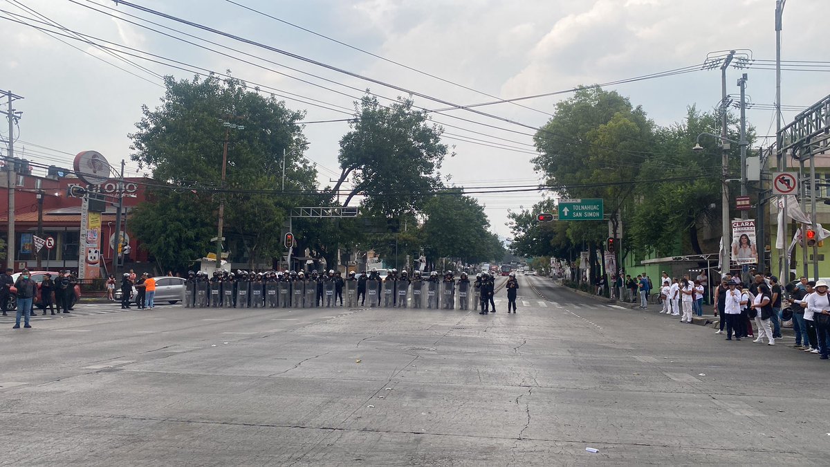 lupitabradi's tweet photo. @martibatres @SeGobCDMX @Dereplicacdmx1 somos personal de salud que está haciendo una manifestación pacífica y nos quieren agredir mandando granaderos, sólo queremos respuesta por parte de SEDESA de la Ciudad de México @Claudiashein @PartidoMorenaMx @SeGobCDMX https://t.co/sd3M2ZiRas