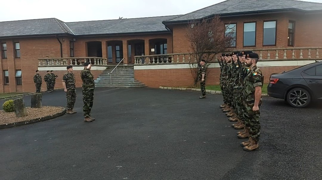 Today OC 28 Inf Bn welcomed new @2BdeGoc Brig Gen Ryan to Finner Camp. He recieved an honour guard with Sgt McBrearty IC, following this he was briefed by the Bn Staff, he then recieved a tour of the Camp and finally visited the recruits in training. #bemore