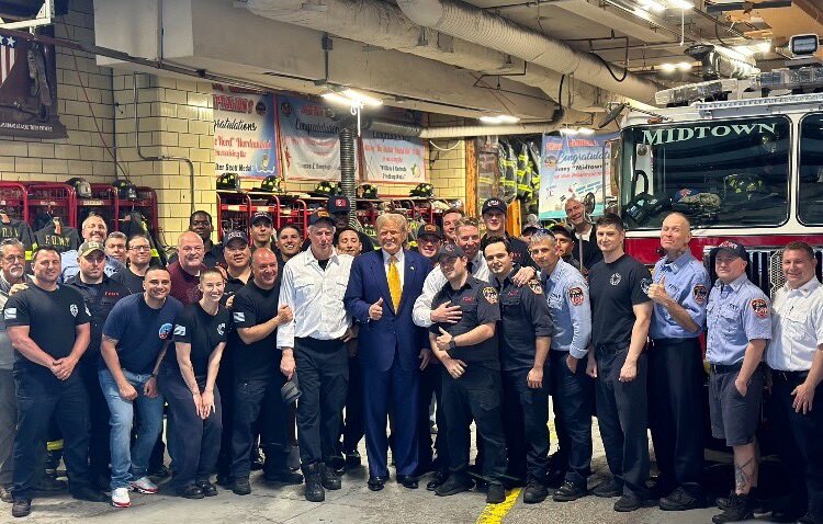 After a long day in court, Trump delivers pizza to some NY Fire Fighters! That’s our President!👊🇺🇸