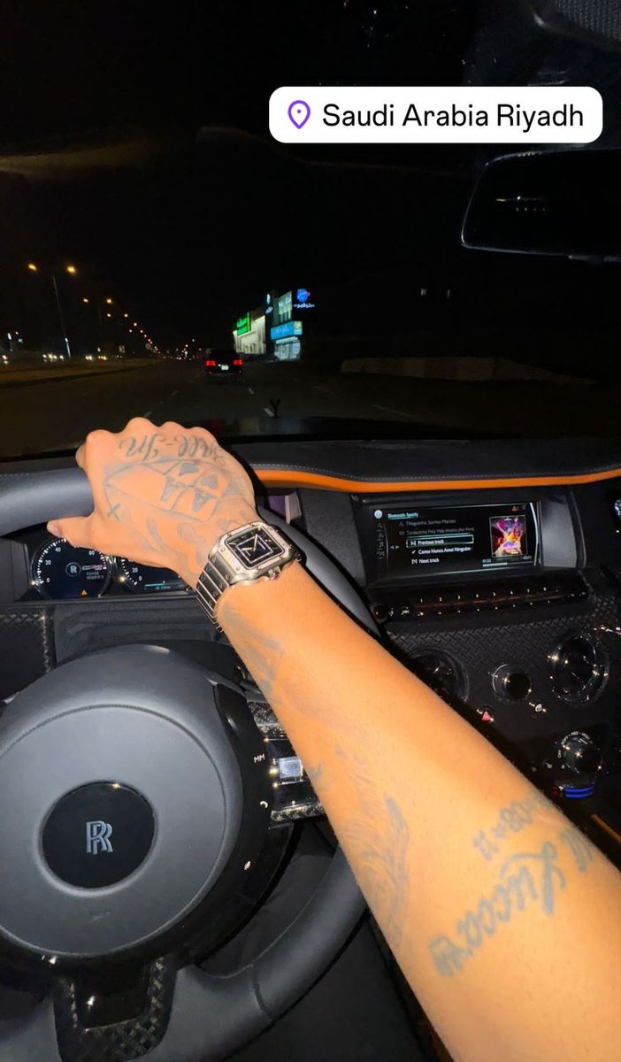 📲 Atualização de Neymar Jr via instagram. Homem está rodando por Riyadh no seu Rolls Royce.