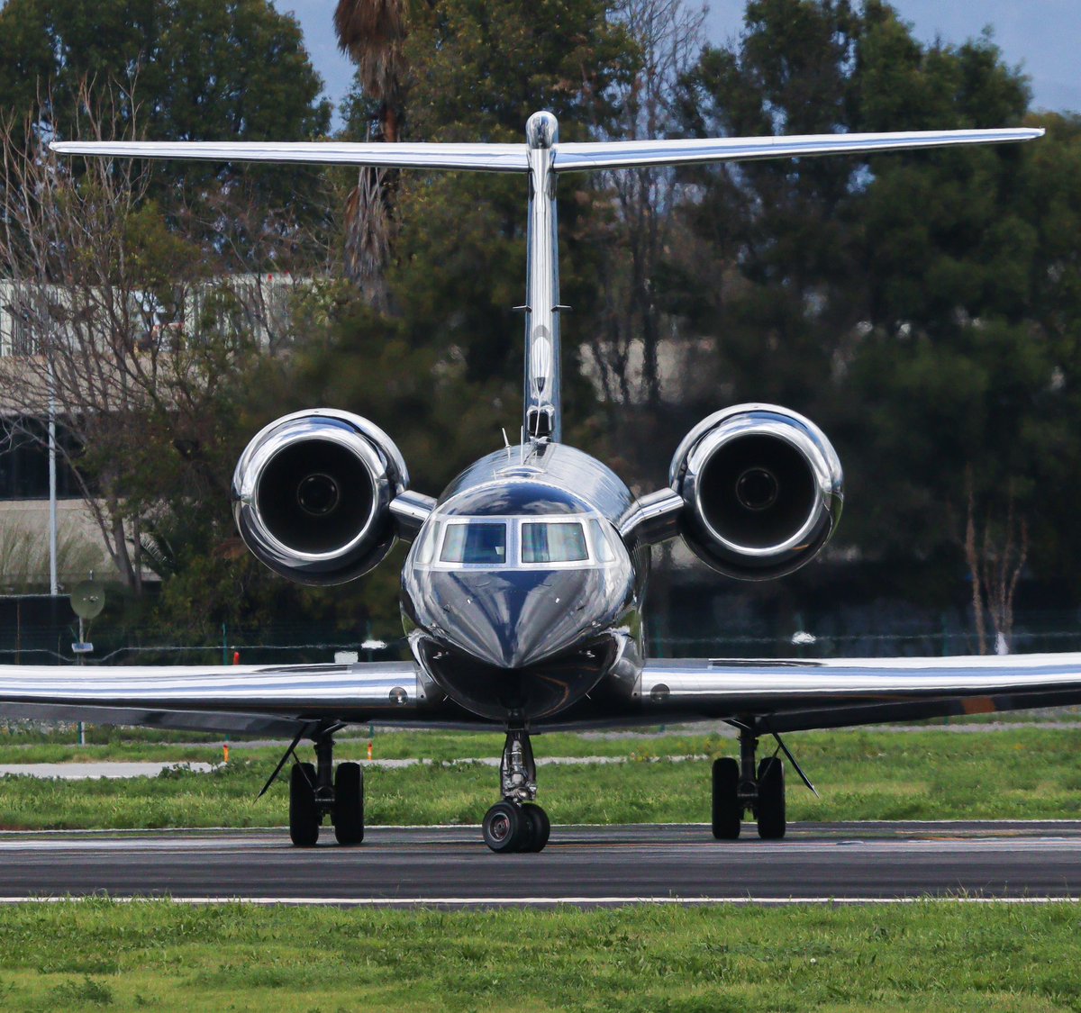 I got Gray I got Black what you want? 🛩️🎶
•
•
📍- Van Nuys Airport | #Aviation #Gulfstream #Planespotting