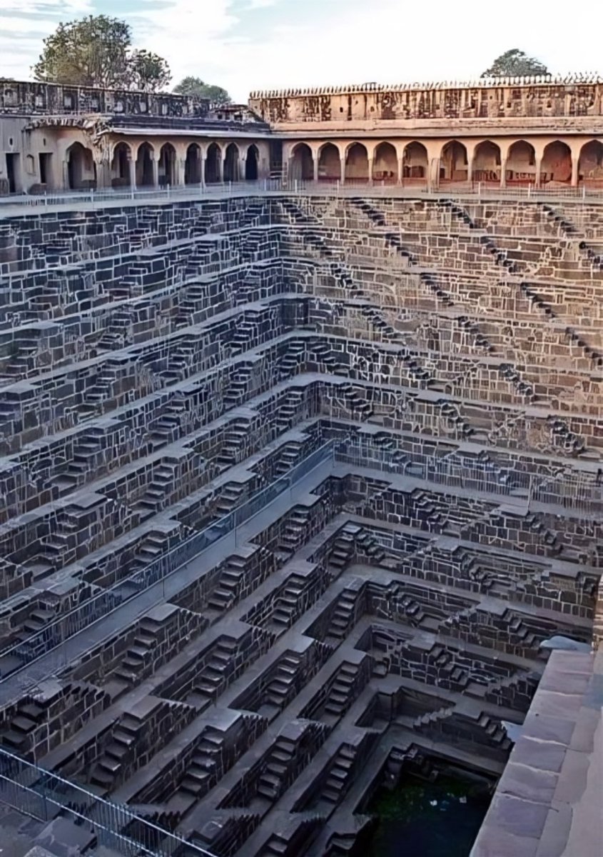 La cisterna “Chand Baori”, India.

También conocida por muchos como el lugar de las escaleras más profundas del mundo.