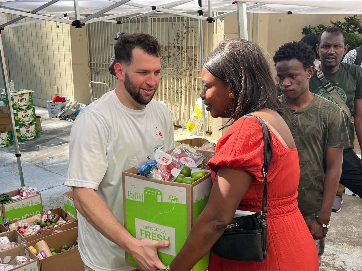 On May 1, 2024, crew members from Fire Station 36 and #AFRD’s Community Risk Reduction section assisted @WelcomingAtlanta’s Wellbeing Fair. Community partners offered food baskets, health screenings, and other resources at the Hills at Greenbriar Apartments. 🚒🔥