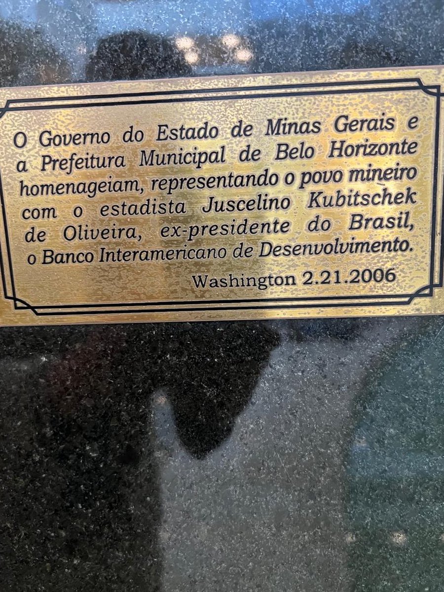 Olha só o que eu encontrei aqui logo na entrada do Banco Interamericano de Desenvolvimento: um busto do Juscelino Kubitscheck!

Governador de MG e prefeito de BH, além de presidente do Brasil. Os mineiros vão dominar o mundo! 🇧🇷 🔺☕️