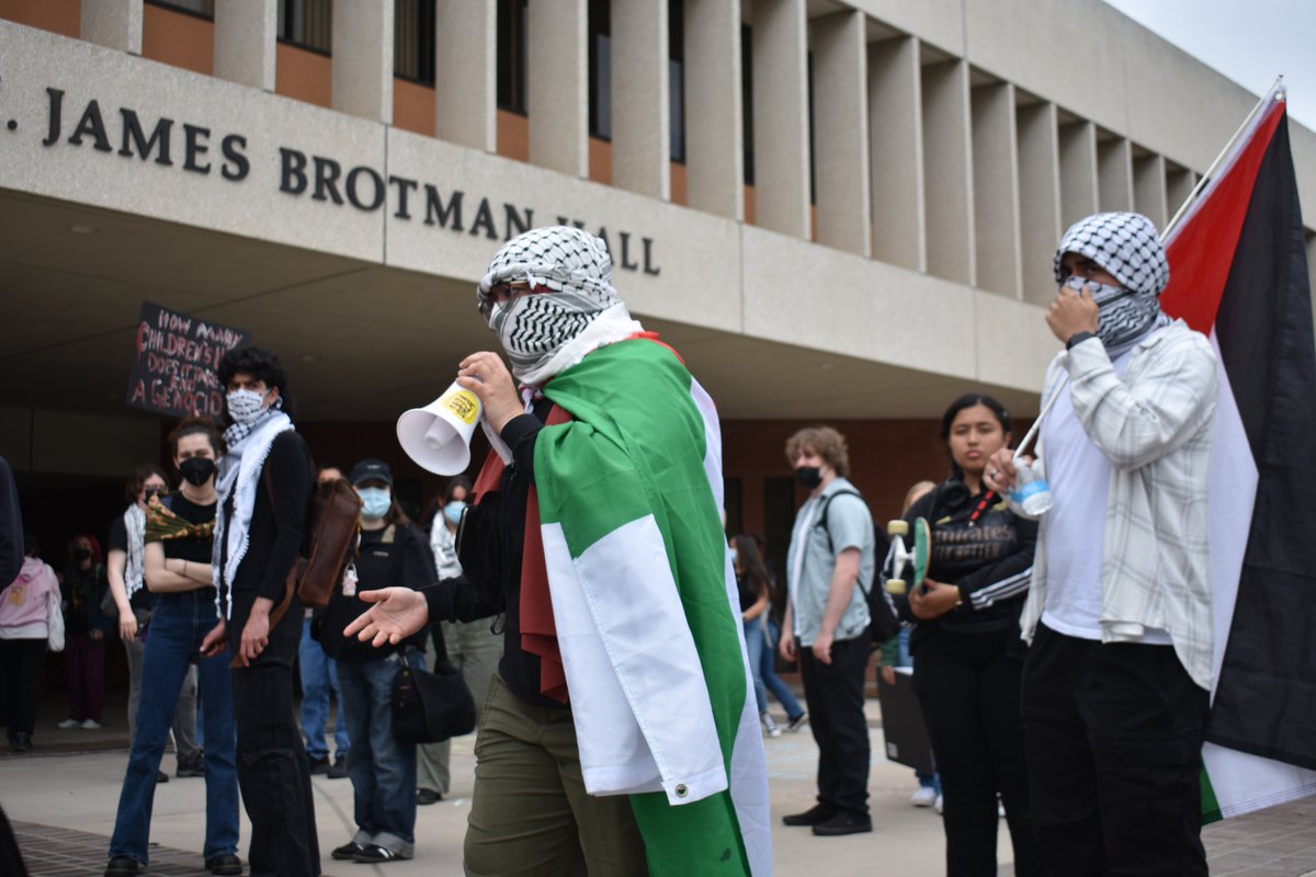 diegovargas805's tweet photo. Pro-Palestine protests took place in front of Brotman  Hall at Cal State University, Long Beach, Thursday afternoon.  @daily49er @BeachTVNews @CSULB #collegestudents #protest #LongBeach 
Photo Story by Diego Vargas. 🧵 https://t.co/DM4DFTPTeV