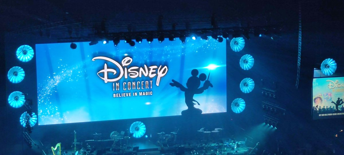 War eben auf dem Disney-Konzert in Hamburg. War wirklich super mit sowohl neueren als auch älteren Songs aus Disney-Filmen. Wenn ihr die Gelegenheit habt, auch zu einem der Konzert-Termine auf der Deutschlandtour zu gehen, kann ich euch das nur empfehlen.