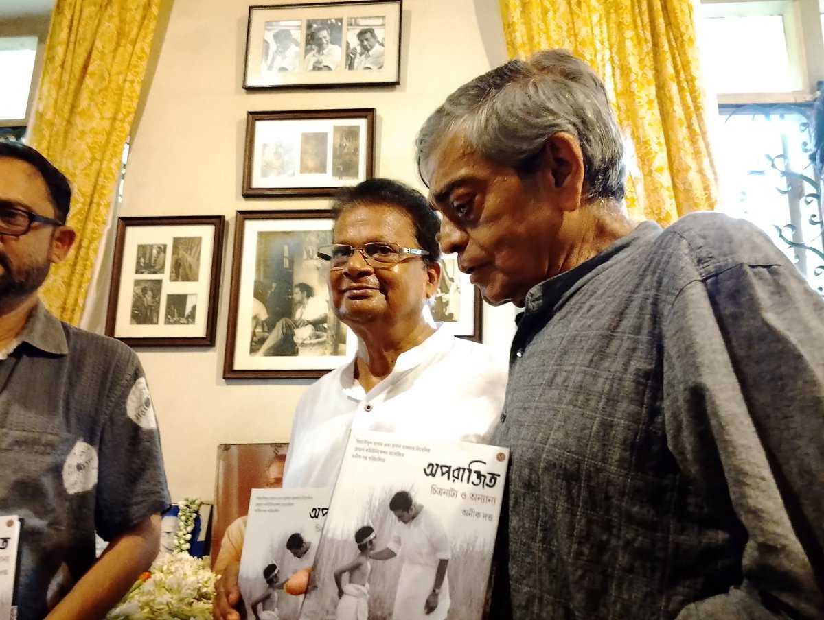 At famous tagore house on his 103rd birth anniversary (Sandeep Ray on the right side #SatyajitRay #bengalifilm #sandeepray @AnushkaSharma @MamataShankar9 @Sharmilatagore_ @raimasen