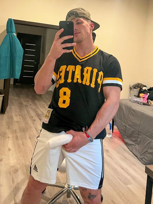 Going LIVE tonight👇🏼 https://t.co/cQ5dL5cJyY https://t.co/xpUUHFX5Z2