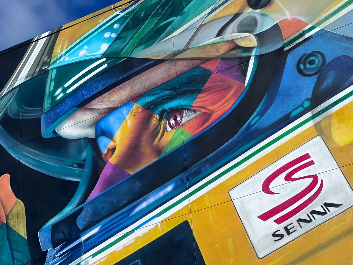 #F1 #MiamiGP Acaban de inaugurar un espectacular mural de #AyrtonSenna en la entrada al paddock.