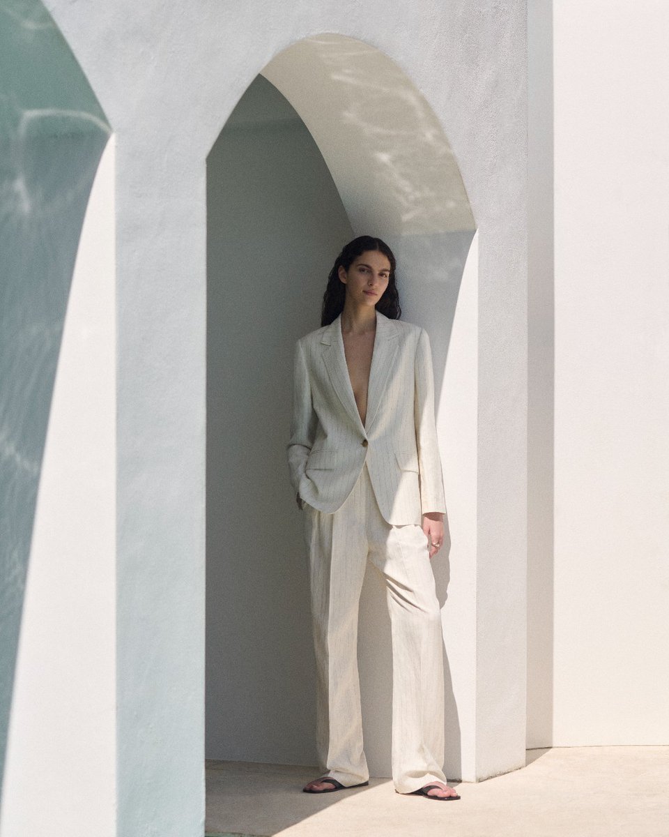 Summer suiting with elegant ease.
bit.ly/4bg9UFC