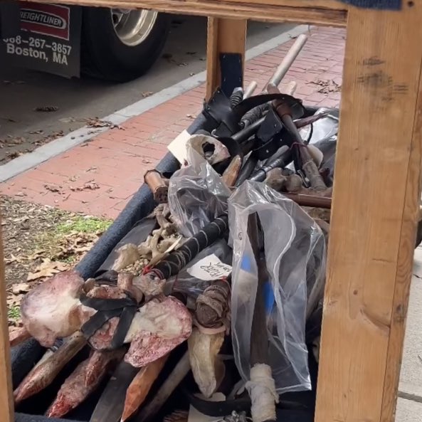 🎥#TWDDeadCity Season 2:
Episode 202 (5/2/24)

Extras are here (part of Negan’s group). They are covered in bones and have weapons made out of them too. 

📍Worcester, MA